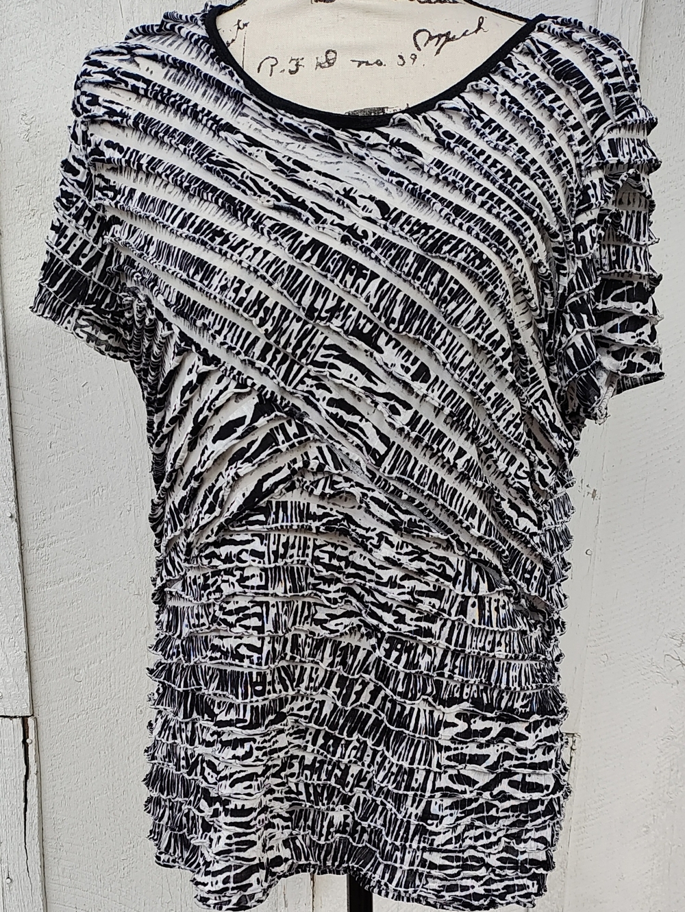 Notations Vintage Black & White Ruffle Textured Short Sleeve Tee Made In USA 90s